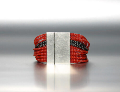 Rotes Armband